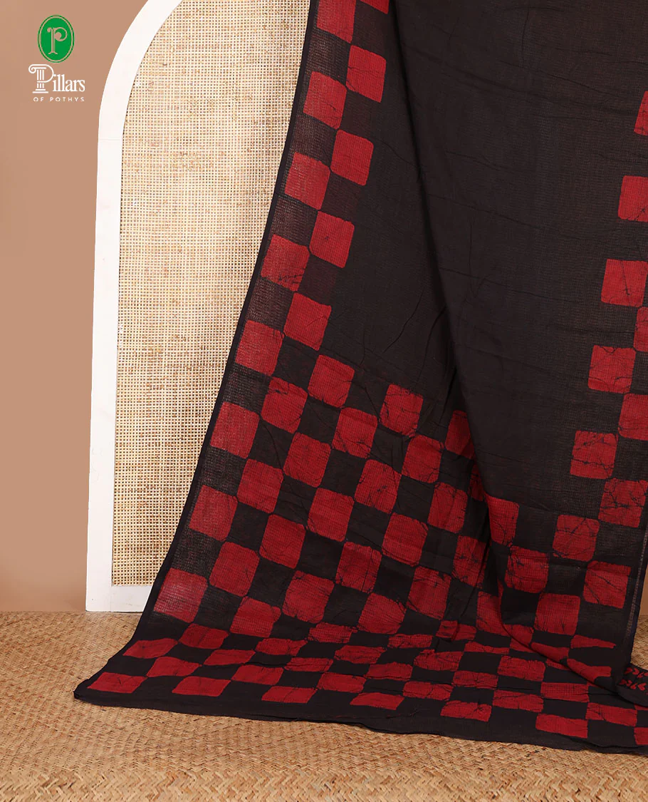 Black kota cotton saree with box type batik printed border & printed pallu along with printed blouse - Image 4