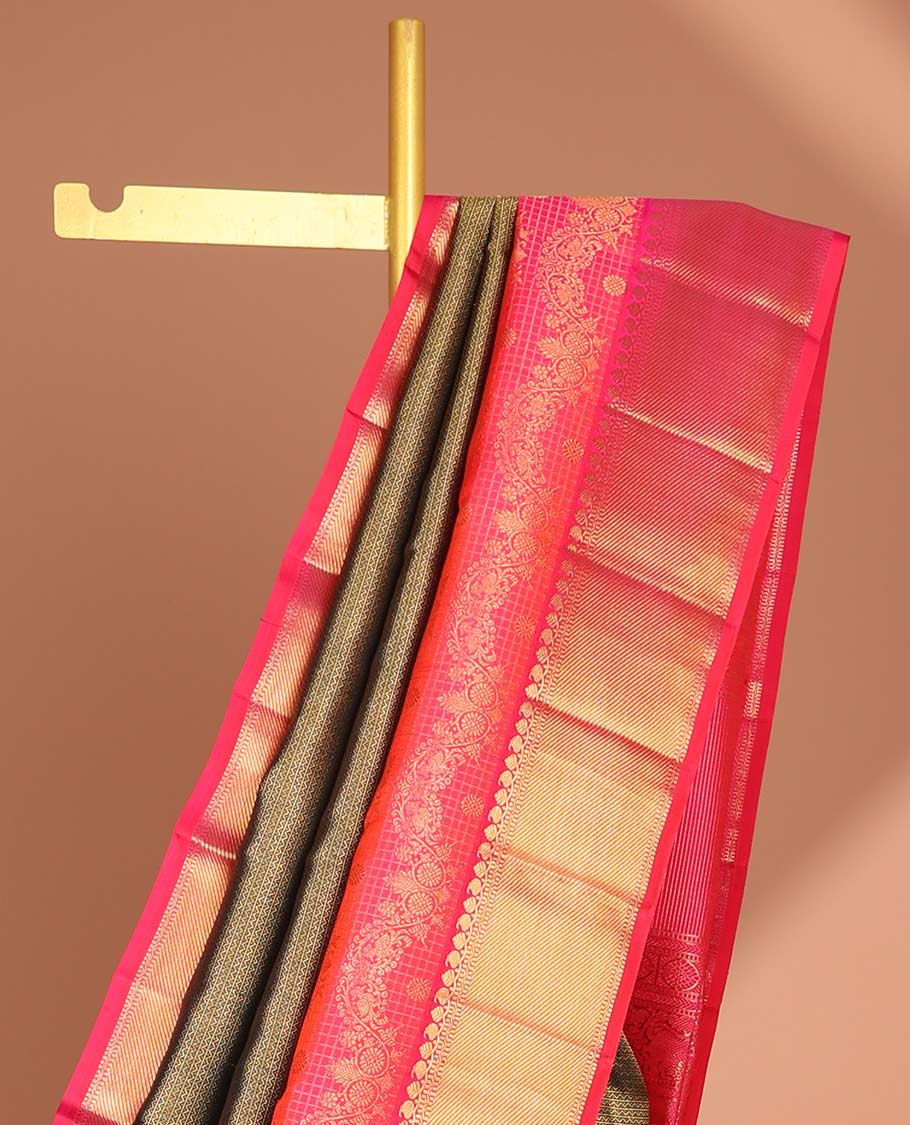 Green& red jacquard wedding silk saree with contrast border of paiselys, banaras design & traditional zari pallu - Image 3